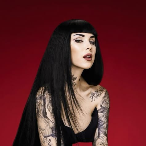 Dark Hair Bangs, Kat Von D Style, Fairy Photoshoot, Hair Catalog, Pin Up Outfits, Long Layered Haircuts, Goth Women, Long Black Hair, Girl Inspiration