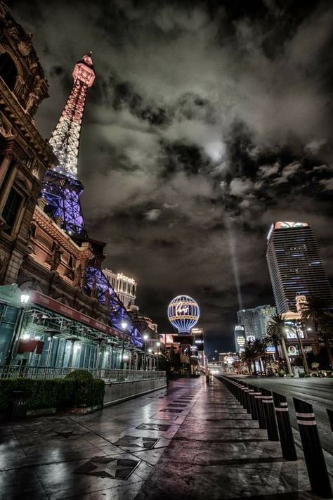 Deserted Vegas - Paris Las Vegas on the Las Vegas strip Paris Las Vegas, Las Vegas Vacation, World Street, Las Vegas City, Las Vegas Blvd, Living Modern, Vegas Baby, Vegas Strip, Las Vegas Strip