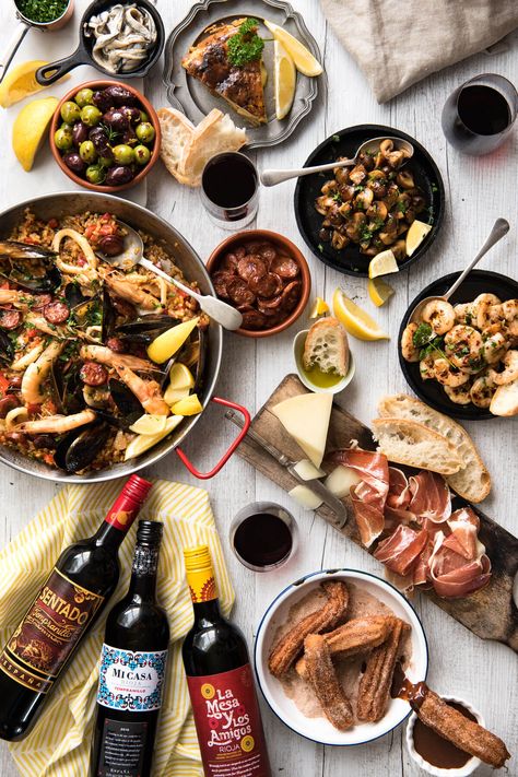 Spanish Feast - A multi course feast, easy Spanish dinner menu to make in your own home! www.recipetineats.com Spanish Dinner Party, Paella Party, Spanish Dinner, Tapas Dinner, Spanish Tapas Recipes, Tapas Party, Tapas Menu, Tapas Dishes, Easy Chicken Breast