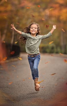 Pose Portrait, Kind Photo, Children Photography Poses, Kids Photoshoot, Foto Poses, Childrens Photography, Fall Photoshoot, Shooting Photo, Kids Portraits