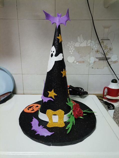 Bruja Halloween, Dulces Halloween, Halloween Hats, Kindergarten Crafts, Halloween Trees, Halloween 2, Día De Muertos, Stencil Painting, Witch Hat