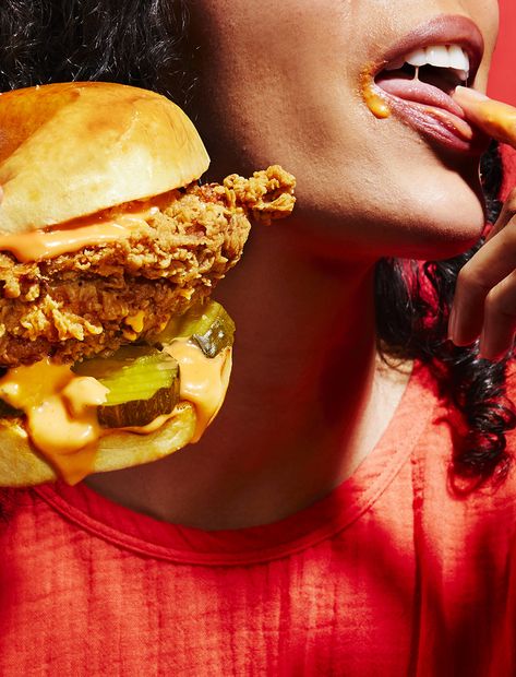 Burger Bun Photography, Matt Russell Photography Food, Dynamic Food Photography, Food Studio Photography, Aesthetic Fast Food Pictures, Chicken Wings Photography Food Styling, Chicken Sandwich Photography, Messy Food Photography, People Eating Photography