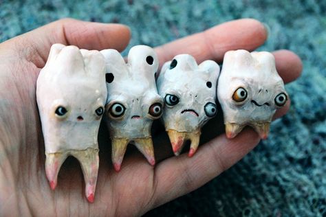 Tooth art Weird Sculptures Clay, Weird Pottery Ideas, Creepy Ceramics, Weird Clay Art, Creepy Clay Art, Weird Ceramics, Fimo Art, Sculpture Art Clay, Clay Diy Projects