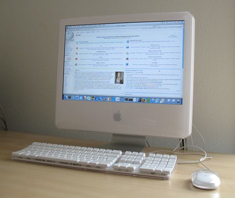 Imac G5 20" 1st Generation: This was me & Nicole's 1st major purchase together as a couple. Beautiful machine. We loved it! The 1st generation did not have the internal isight camera. You mounted it on top. Very funny. 2000s Computer, Imac Aesthetic, Early Computers, Y2k Tech, Imac G5, Imac G3, Imac Desk Setup, Apple Mac Computer, Retro Technology