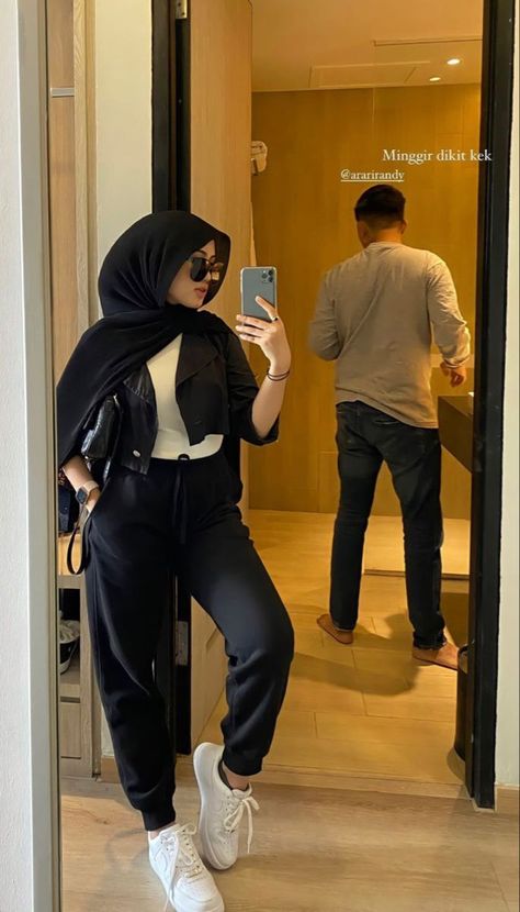 Outfit Celana Joger, Outfit Hijab Casual Simple, Celana Jogger Wanita, Casual Korean Style, Outfit Hijab Casual, Muslim Outfits Casual, Hijab Style Casual, Hijabi Fashion Casual, Fashion Top Outfits