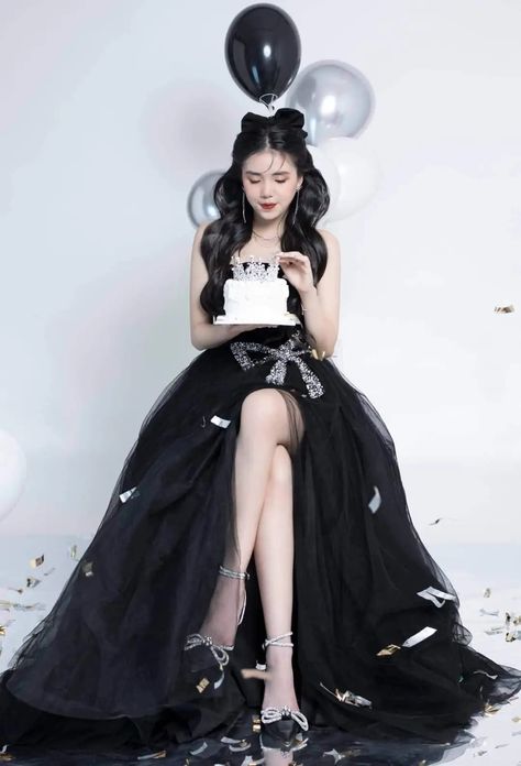 Sweet 17 Photoshoot, Dress Ultah, Birthday Concept Photoshoot, Birthday Poses With Cake, Debut Photoshoot Ideas, Classy Birthday Photoshoot Ideas, Birthday Photoshoot Dress, Black Photoshoot, Iu Dress