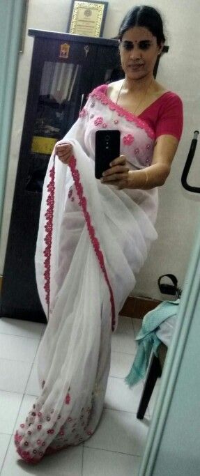 Simple plain white kota #Saree with #crochet border n #crochet floral #motifs....i completed it yesterday only.....#selfie... Crochet Saree Border, Crochet Saree, Crochet Border, Classic Wear, Saree Border, Crochet Borders, Indian Clothing, Crochet Design, Crochet Motifs