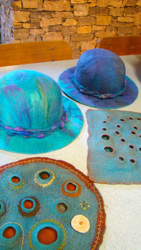 Loco Life of Lindy: Percolating Felting... Wow! Felted Hats, Felt Pictures, Felt Hats, Needle Felting Tutorials, Wet Felt, Felted Slippers, Felting Tutorials, Hat Ideas, Fancy Hats