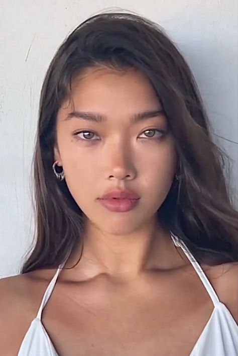 Fox Shaped Eyes, Models With Small Eyes, Wide Set Eyes Aesthetic, Small V Shaped Face, Wide Set Eyes Model, Narrow Face Aesthetic, Asian Nose Reference, Feminine Features Face, Fox Beauty Face