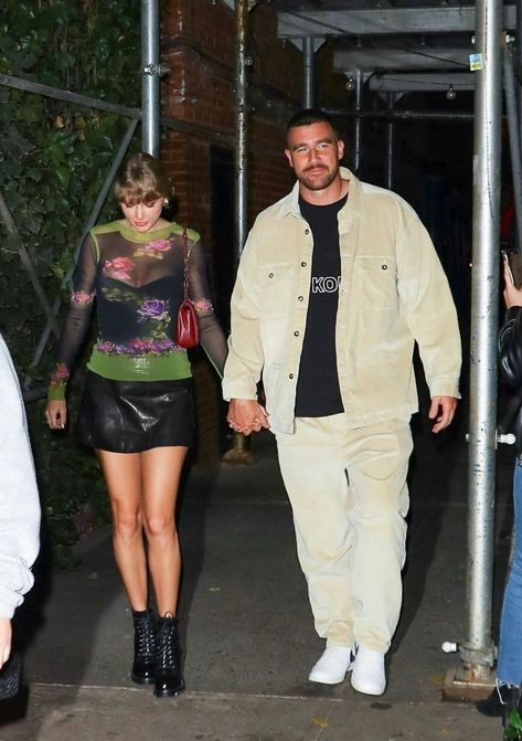 Travis Taylor, Taylor Swift Street Style, Arrowhead Stadium, I Know Nothing, Taylor Outfits, Estilo Taylor Swift, Hold Hands, Swift Photo, Taylor Swift Outfits