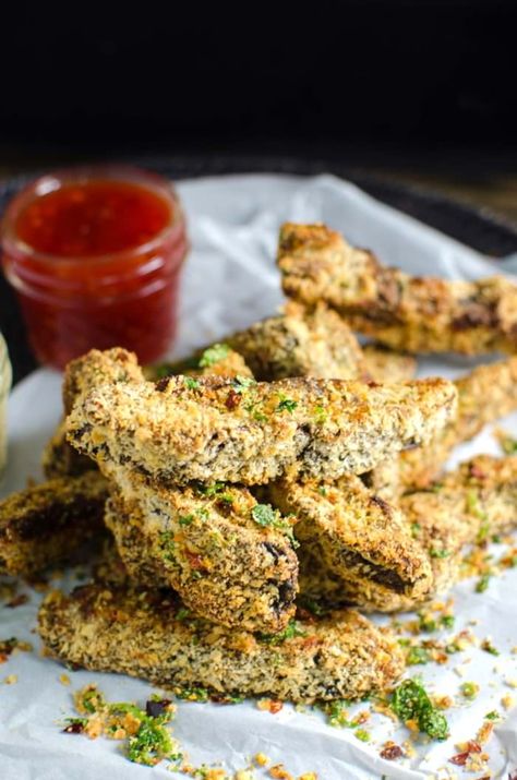 Baked Mushroom Fries and Vegan Aioli - This delicious Vegan recipe is an incredibly flavourful twist on a classic, that's perfect as a party or game day appetizer or even a complete meal! PLUS learn how to make Vegan Aioli that tastes like the real thing. Mushroom Fries, Vegan Aioli, Creamy Vegan Pasta, Baked Artichoke, Bbq Jackfruit, Baked Mushrooms, Tailgating Recipes, Vegan Sides, Tailgate Food