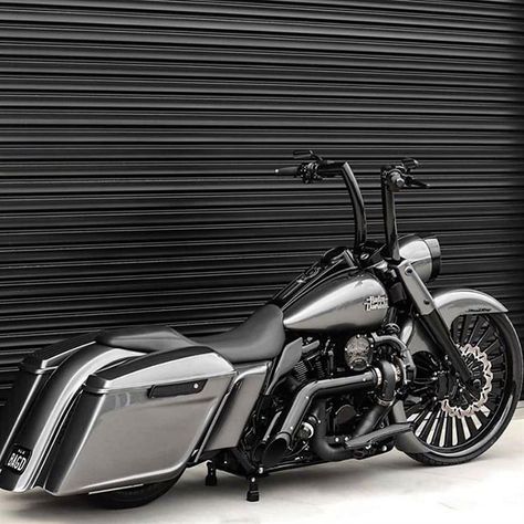 So the people’s champ for 2019 is @kellywillett7 🎉🥇 killer sled Congrats and well deserved. What an amazing beautiful clean and well put… Harley Davidson Motorcycles Road King, Harley Cruiser, Motocykle Harley Davidson, Road King Harley Davidson, Harley Street Glide, Harley Bagger, Harley Davidson Pictures, Street Glide Harley, Custom Motorcycles Harley