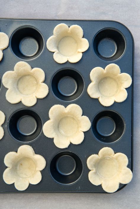 Lemon Curd Flower Tartlets, Lemon Curd Daisy Cookies, Lemon Tartlets Recipe Mini Tart, Lemon Daisy Tarts, Lemon Tarts Mini Easy, Daisy Food Ideas, Flower Lemon Tarts, Garden Party Desserts, Lemon Tartlets Recipe