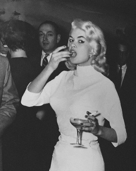 Jayne Mansfield photographed in 1956 #jaynemansfield Eat Drink Man Woman, Pink Goddess, Diana Dors, Jayne Mansfield, Old Hollywood Glam, Actrices Hollywood, Norma Jeane, Celebrity Moms, Hollywood Legends