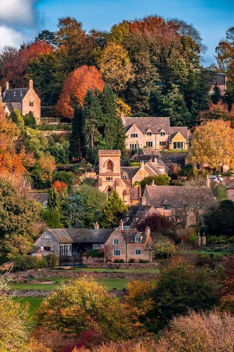 British Town Aesthetic, English Countryside Autumn, British Countryside Aesthetic, Country Living Uk, Autumn Cottage, England Countryside, Imaginary Friends, English Village, Countryside House