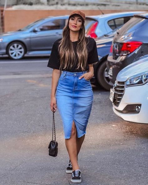 42ffcf057e133f94c1b7b5cf543ef3bd Gala Fashion, Skirt And Sneakers, Modest Wear, Casual Chic Outfit, Casual Work Outfits, Modest Fashion Outfits, Mode Inspo, Curvy Outfits, Mode Inspiration