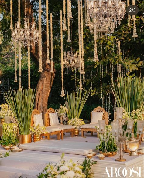 Tropical Indian Wedding Decor, White And Green Indian Wedding Decor, Indian English Wedding, Mandap Decor Indian Outdoor, Forest Indian Wedding, Outdoor Hindu Wedding, Traditional Mandap, Fern Decor, Leaf Decor Wedding