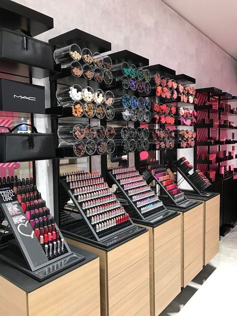 Penyimpanan Makeup, Salon Interior Design Ideas, Makeup Display, Pharmacy Design, Cosmetic Display, Beauty Supply Store, Makeup Store, Salon Interior Design, Cosmetic Shop