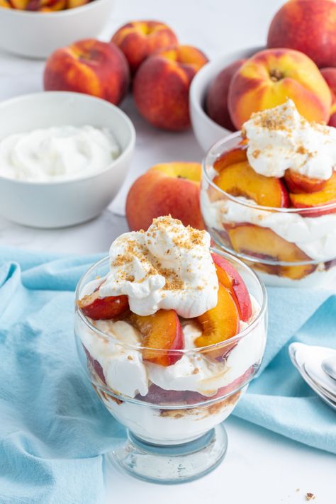 Peaches and Cream Parfaits recipe from RecipesForHolidays.com Peaches And Cream Breakfast, Breakfast Parfait, Peach Parfait, Dessert To Make, Parfait Desserts, Dried Fruit Snacks, Parfait Breakfast, Parfait Recipes, Simple Dessert