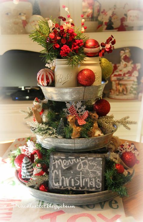 Christmas Cake Stand, Christmas Table Decorations Diy, Diy Christmas Table, Christmas Table Toppers, Tray Decor Christmas, Centerpiece Christmas, Christmas Centerpieces Diy, Fun Christmas Decorations, Diy Christmas Decorations Easy