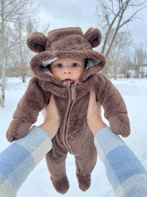 Baby Boy Aesthetic Pictures, Baby Boy Outfits Newborn Winter, Newborn Snow Pictures, Newborn Winter Outfits Boy, Baby First Snow Pictures, Babies In Snow, Cute Baby Photos Newborns, Cute Baby Boys Pics, Newborn Boy Winter Outfits