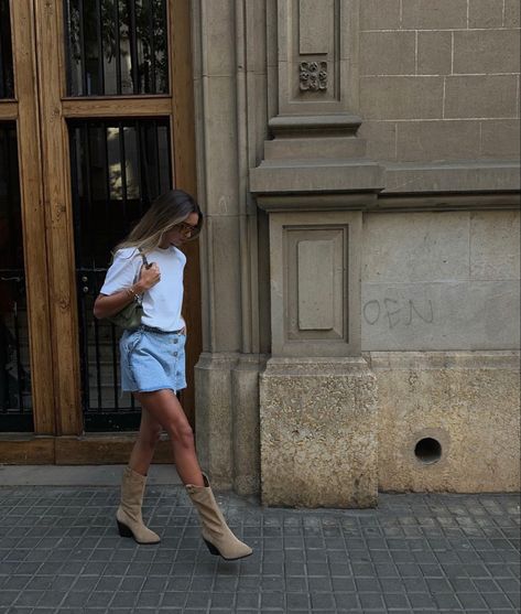 Suede Boots Outfit, Look Boho Chic, European Outfit, Mommy Style, College Outfits, Boots Outfit, Spring Summer Outfits, Fashion Killa, Festival Outfits