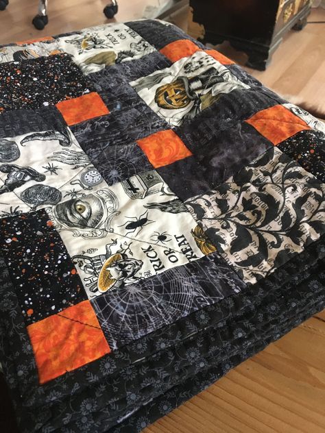 SPOOKY. October 2019. Disappearing nine patch. Quilt #6 Halloween Rag Quilt, Goth Quilt Ideas, Halloween Quilts Ideas Simple, Spooky Quilt Patterns, Goth Quilt Patterns, Gothic Quilt Ideas, Spooky Sewing Projects, Halloween Quilt Ideas, Horror Quilt