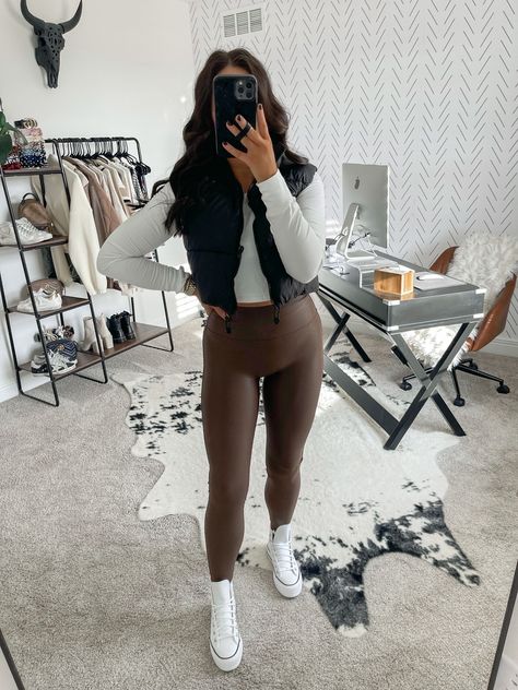 Brown Faux Leather Leggings Outfit, Brown Leather Leggings Outfit, Cropped Tank Top Outfit, Brown Leather Leggings, Brown Leggings Outfit, Black Puffer Vest Outfit, Winter Outfits Casual Leggings, Faux Leather Leggings Outfit, Leggings Outfit Winter