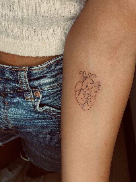 Insta __camilladotto__ Nursing Heart Tattoo, Cardiology Tattoo Ideas, Heart On The Sleeve Tattoo, Beating Heart Tattoo, Heart Leg Tattoo, Heart On Sleeve Tattoo, Medicine Tattoo, Nurse Tattoo Ideas, Nursing Tattoos