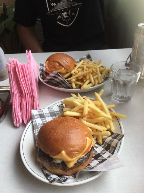 a photo of burgers and chips i took @ a restaurant Fancy Burgers, Burger And Chips, Homemade Chips, Weight Gain Meals, Beef Burger, Food Obsession, A Restaurant, I Love Food, Junk Food