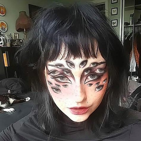 Unique Eyebrow Shapes, Scary Eye Makeup, Minimalist Goth Outfit, Goth Spidersona, Multiple Eyes Makeup, Creepy Eye Makeup, Blonde Trad Goth, Black Sclera Eyes, Horror Makeup Ideas Special Effects