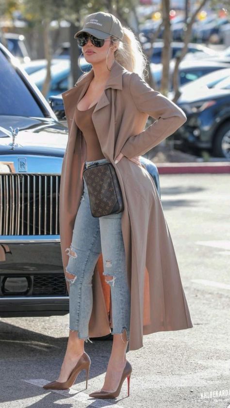 Kim Kardashian Outfits Jeans, What To Wear To A Food Festival Outfit, Kardashian Outfit Inspiration, Casual Kardashian Outfits, Khloe Kardashian Fall Outfits, House Party Outfit Plus Size, Khloe Kardashian Jeans Outfit, Kardashian Fashion 2023, Khloe Kardashian 2022 Outfits