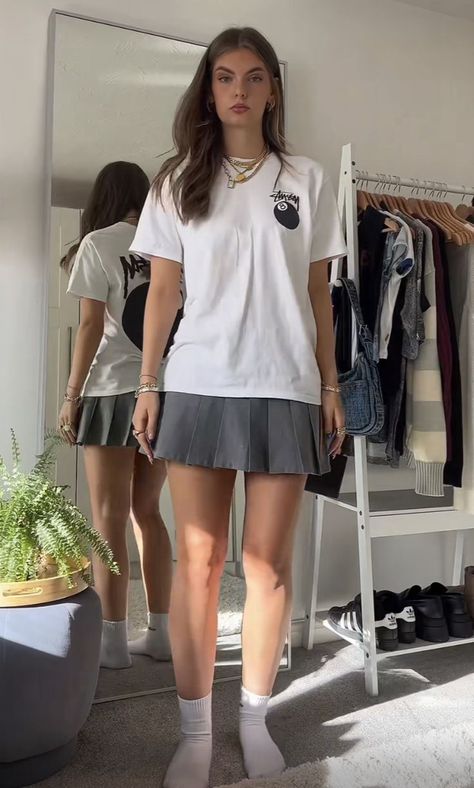 Grey Tennis Skirt Outfit, Grey Mini Skirt Outfit, Tennis Skirt Outfit Summer, Tennis Skirt Outfit Street Style, Grey Tennis Skirt, Gray Skirt Outfit, Skirt Outfit Summer, Tennis Skirt Outfit, Grey Skirt