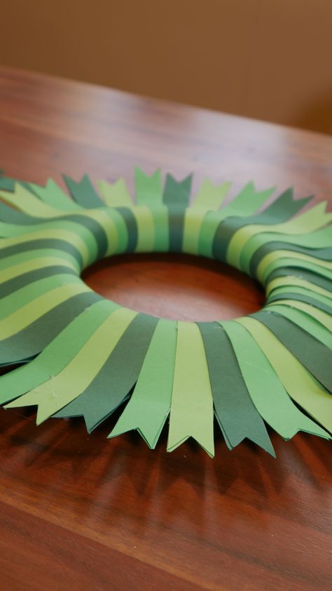 DIY- Paper Christmas Wreath #tinkerhits #tutorials Christmas Wreaths Diy Paper, Construction Paper Wreath, Paper Wreaths Diy, Christmas Wreaths Paper, Wreath Crafts For Kids, Paper Wreath Diy Christmas, Christmas Paper Wreath, Paper Christmas Garland, Tissue Paper Wreath