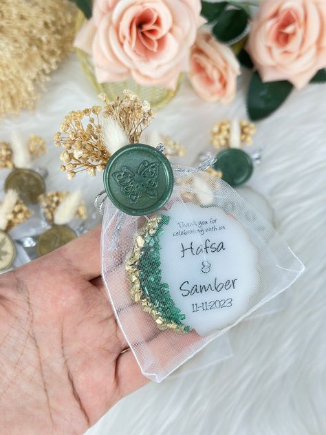 Bulk Epoxy Wedding Magnet with Organza pouch, Party Favor, Wedding gifts, Personalized Gifts, Tulle pouch, Custom Fridge Magnet Favor Wedding Magnets Favors, Resin Wedding Favors, Epoxy Wedding, Creative Wedding Souvenirs, Resin Wedding, Custom Fridge, Party Favor Wedding, Resin Arts, Wedding Favours Magnets