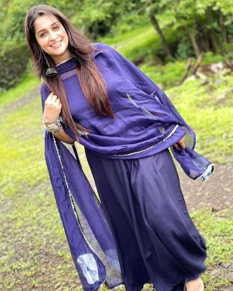 Dipika Kakkar, Dipika Kakar, Body Hot, Gown With Dupatta, Mori Fashion, Neck Designs For Suits, Long Dress Design, Casual Wear Dress, Couple Picture Poses