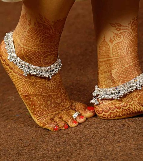 Reason Why Indian Women Wear Silver Toe Ring And The Benefits As Per Vedas Payal Designs Silver, Toes Ring Silver, Silver Anklets Designs, Silver Payal, Toe Ring Designs, Anklets Indian, Bridal Anklet, Beautiful Anklet, Anklet Designs