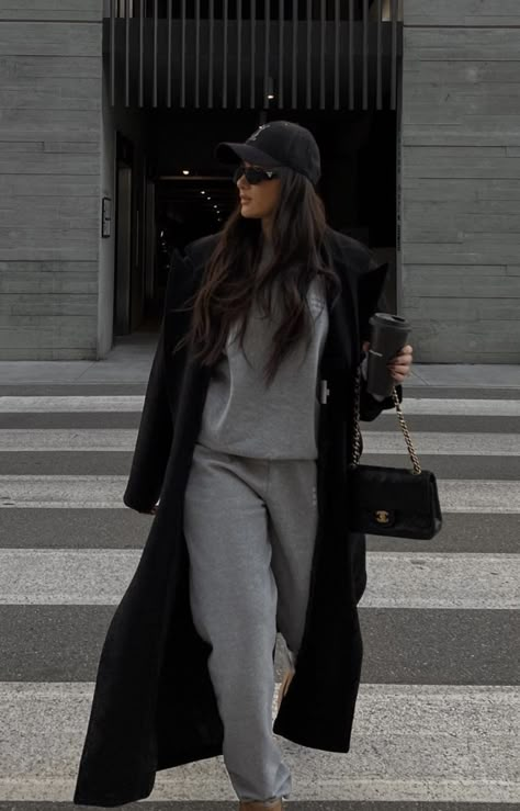 Cold Cloudy Day Outfit, Gray Trench Coat Outfit, Rain Coat Outfits, Long Grey Coat Outfit, Cloudy Day Outfit, Cloudy Day Outfits, Winter Airport Outfit, Gray Trench Coat, Chilly Weather Outfits