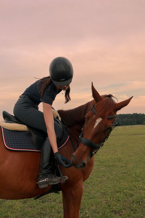 Horse Riding Girl Aesthetic, Working With Horses, Photo With Horse Ideas, Cool Horses, Whats Trending Now, Horse Riding Pictures, Girls Riding Horses, Horse Riding Girl, Equitation Aesthetic