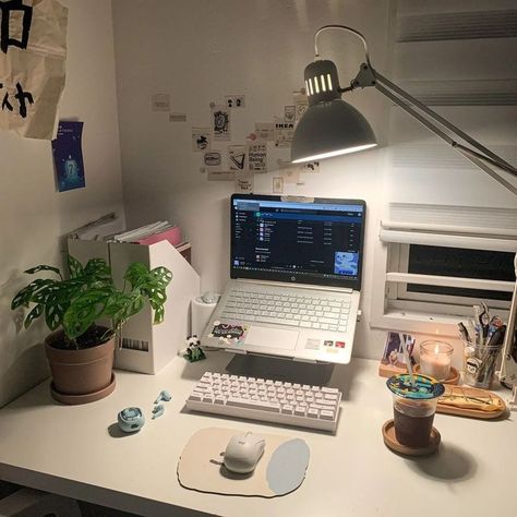 Cozy Laptop Setup, Desk Ideas Laptop, Cozy Desk Setup Laptop, Notebook Desk Setup, Desk Laptop Setup, Laptop Setup Aesthetic, Desk Setup Laptop, Study In University, Aviation School