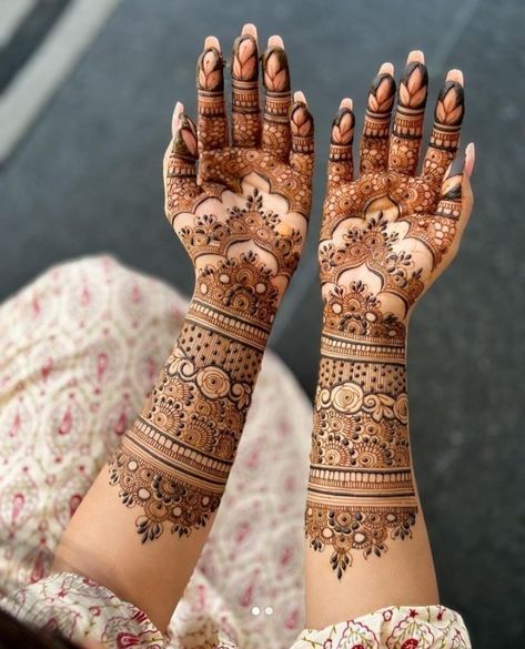 "Adorn your hands with intricate and beautiful mehendi designs that blend tradition and elegance. From floral patterns to modern motifs, our designs are perfect for every occasion, bringing a touch of grace and charm to your special moments. ✨🌿 Bridal Mendhi Palm, Modern Bridal Mehndi Designs, Wedding Mehndi Designs Bridal Unique, Simple Bridal Henna Designs, Mehendi Designs For Hands Full Hand, Bridal Henna Designs Modern, Bridal Mehendi Designs For Hands, Front Mehendi Designs, Bridal Mehndi Designs Simple