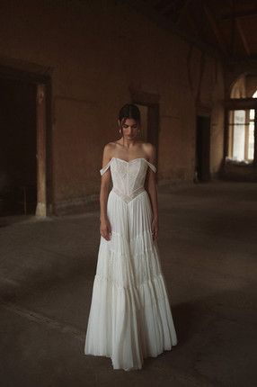 Victorian Modern Wedding Dress, Wedding Leaving Outfit, Backyard Wedding Bridesmaids, Fairy Style Wedding Dresses, Farm Style Wedding Dress, Short Flowy Wedding Dress, Vintage Italian Wedding Dress Aesthetic, Romantic Off The Shoulder Wedding Dress, Hobo Wedding Dress