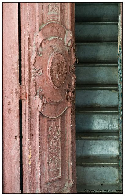 Architectural detail of the door with the patina of the stairs When One Door Closes, Pink Door, Old Door, Old Doors, Unique Doors, Beautiful Doors, Door Knockers, The Doors, Door Knobs