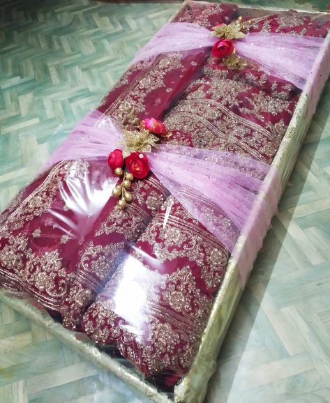 How to pack wedding dresses for bride.. wedding dresses Gift packing Idaes Bridal Dresses Packing Ideas, Lengha Packing Ideas, Chhab Packing, Wedding Dress Gift Packing Ideas, Bridal Gift Packing Ideas, Dress Packing Ideas Wedding Indian, Paking Idea Dress, Packaging Dress Ideas, Bridal Packing Ideas Indian