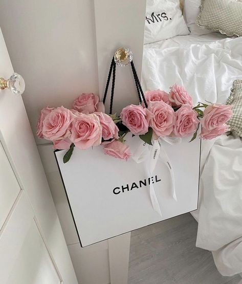 Pastel Pink Aesthetic, Pink Chanel, Rose Pastel, Pink Girly Things, Spring Aesthetic, Jolie Photo, Everything Pink, Pink Princess, Pink Wallpaper