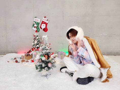 GCHXZuEaMAAq9Tn (1755×1316) Han Christmas, Han Skz, Straykids In, Sweet Guys, Baby Squirrel, Christmas Icons, Kid Memes, Dream Boy, Homeless Children