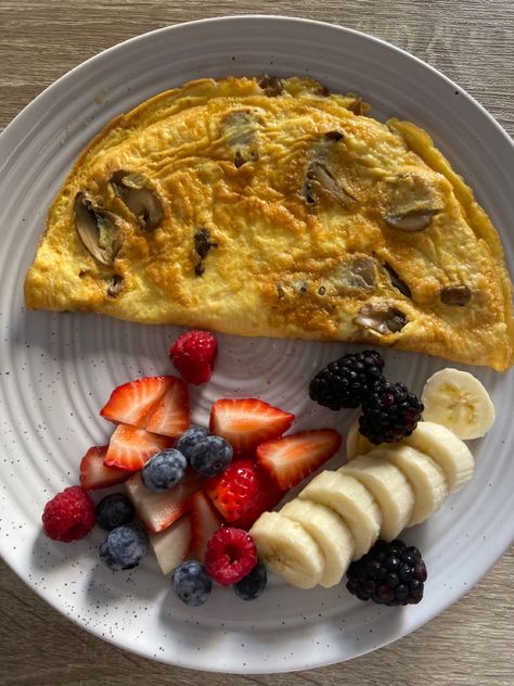 Mushrooms omelette, banana, blackberries, blueberries and strawberries. Simple Family Meals, Healthy Food Dishes, Healthy Homemade Recipes, Healthy Lifestyle Food, Healthy Food Motivation, Healthy Foodie, Food Goals, Morning Food, Wholesome Food