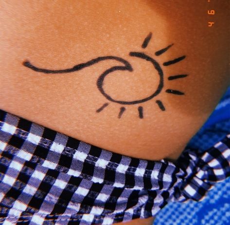 Τατουαζ κυμα-ήλιος Hanna Tattoo, Ephemeral Tattoo, Small Henna Tattoos, Small Henna Designs, Cute Henna Designs, Cute Henna Tattoos, Small Henna, Henna Inspired Tattoos, Cute Henna