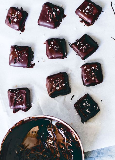 Salty Chocolate and Date Vegan Caramels {recipe} Vegan Caramel, Slow Cooker Desserts, Sea Salt Caramel, Caramel Recipes, Homemade Caramel, Vegan Pumpkin, Chocolate Caramels, Food Drinks, Salted Butter