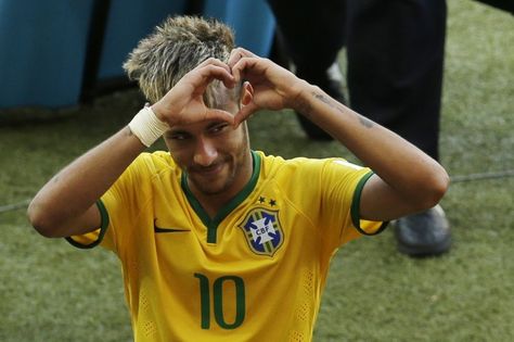 Praying for Ney's successful recovery! Neymar 2014, Neymar Senior, Neymar Injury, Neymar Son, Neymar Jr 2014, Neymar Brazil, Soccer Quotes, Fox Sports, Soccer Player